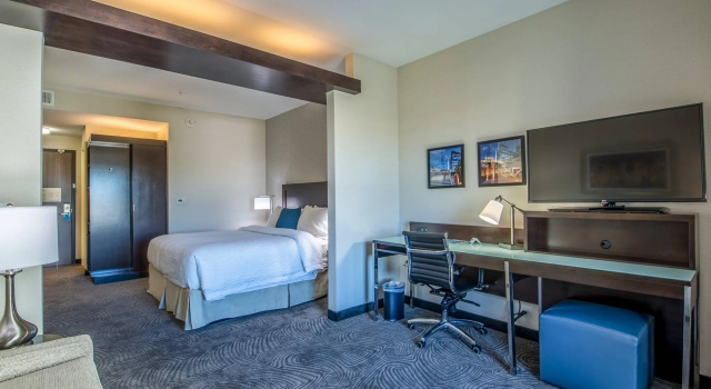 Двухместный люкс с балконом Fairfield Inn & Suites by Marriott Denver Downtown