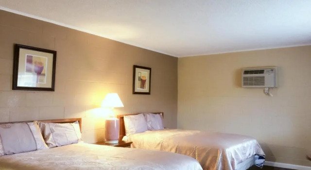 Четырёхместный номер Standard Royal Inn and Suites