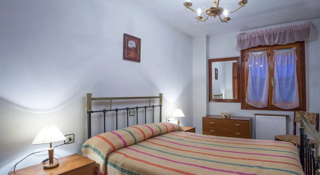 Casa Rural El Cerro y el Frontón, Rezervați Hotel Hoteluri în Vadillo cu parcare, Parcare