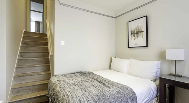 Cosy Kensington Two Bedroom Flat