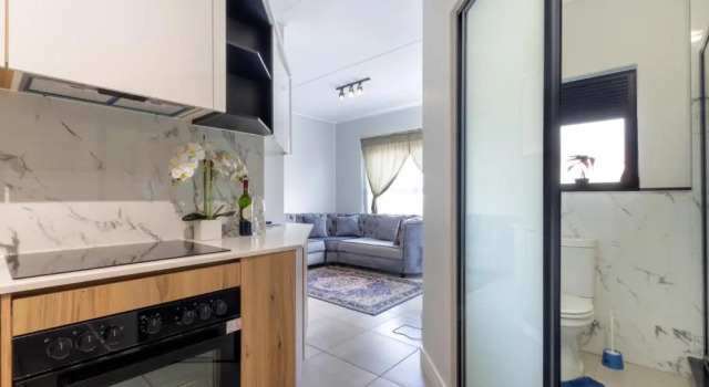 Lovely 1 Modern bedroom in Waterfall City, Boek Hotel Midrand 