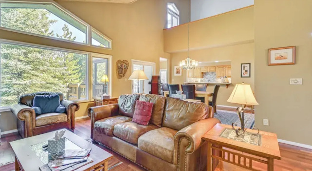 Forested Home in Flagstaff w/ Large Deck & Grill!, Забронировать Дом для отпуска Флагстафф Гранд-Каньон, рядом с Гольф-клуб Aspen Valley