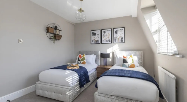 Elliot Oliver - Stunning 6 Bedroom Regency House With Parking, Забронировать Отель Бизнес-отели Челтнем, рядом с Питтвилль-Парк, 4* 5*