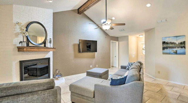 Granbury Home w/ Lake Granbury Access + Dock, Забронировать Отель Гранбери Dallas - Fort Worth Metropolitan Area