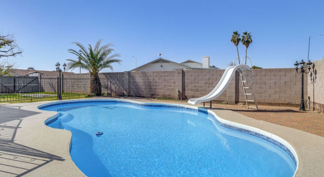 Snowbird Haven w/ Hot Tub! 3 Mi to Dtwn Chandler, Забронировать Дом для отпуска Чандлер 