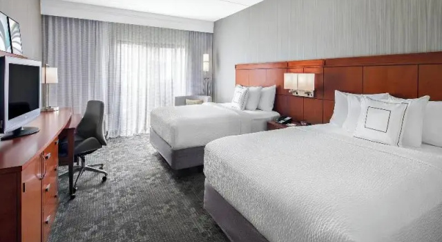Четырёхместный номер Standard Courtyard by Marriott Pittsburgh Airport