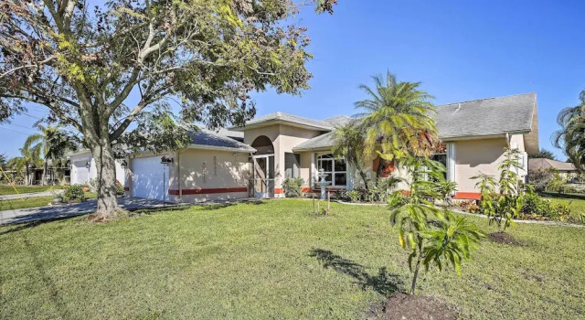 Коттедж Canal-view Home w/ Lanai in Cape Coral!