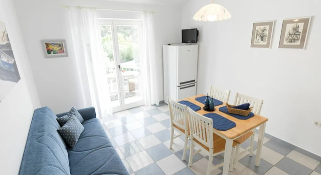 Lovely 4 Bedroom Apartment with Beautiful Garden And Terrace, 50m From the Beach, Rezervovat Apartmán Jadrija Šibenik