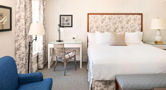 Номер Deluxe Harbor View Hotel