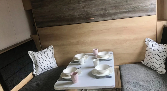 2 Bed Lodge - Sleeps 4 - Pets - Hot Tub - Parking
