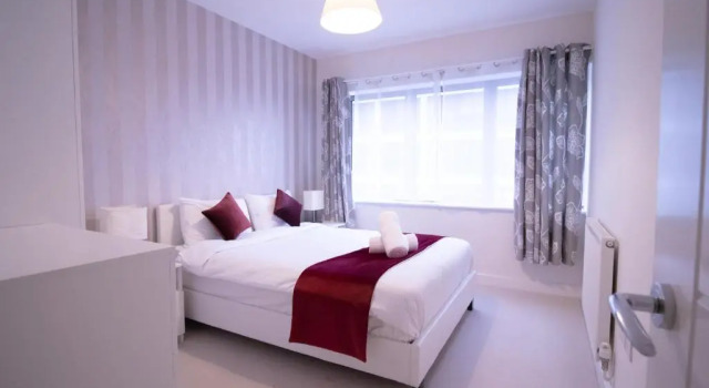 2 Bedroom 2 Bathroom Quality Serviced Accommodation Perfect for Contractors & Families, FREE Parking & WiFi with 1 Double, 2 Single Beds by Firoz Property Management