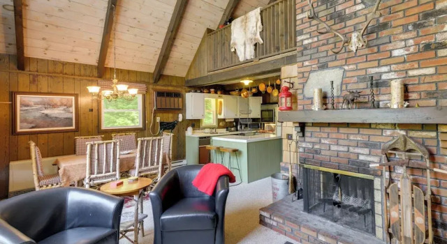 West Dover Home - Steps to Mount Snow Resort!, Buchen Sie Ferienhaus  