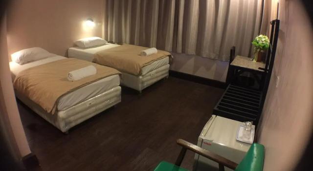 Кровать в общем номере Suksawad Hotel