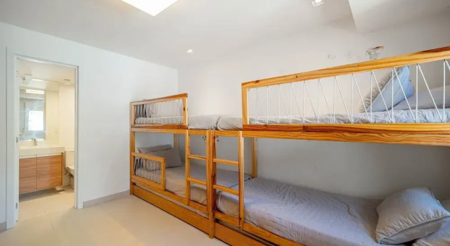 Bz77 Beachfront house with 4 suites!