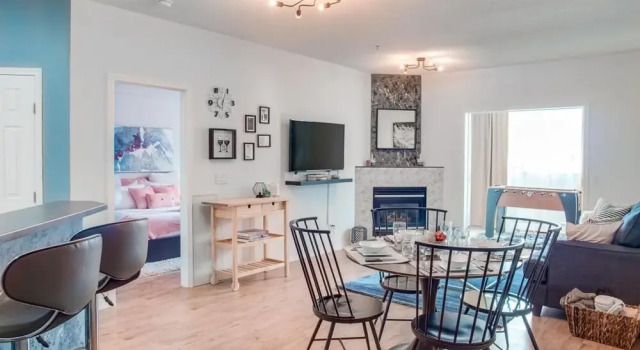 Fun and Colourful Condo w Foosball Parking Coffee, Rezervați Hotel Beltline Calgary, aproape de Reader Rock Garden