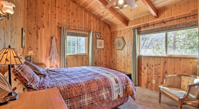 Delightful Family Cabin: Walk to Lake Gregory!, Забронировать Отель Крестлайн 