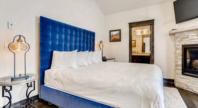 New Luxury 3bdr Townhome/stunning Decor, Mountain Views 3 Bedroom Townhouse by RedAwning