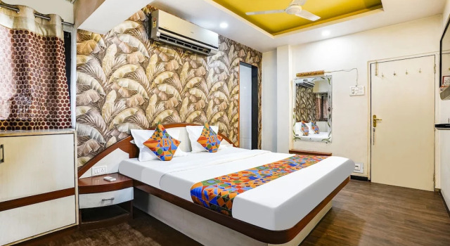 Номер Premium Fabhotel Saroj Inn