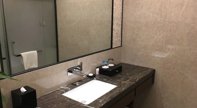Двухместный номер Standard с балконом и с видом на озеро Ramada Huizhou South