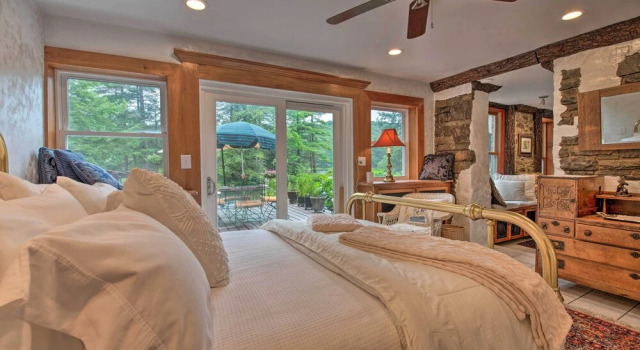 Lakefront Poconos Retreat w/ Hot Tub, Near Hiking!, Rezerwuj Apartament Bear Creek The Poconos