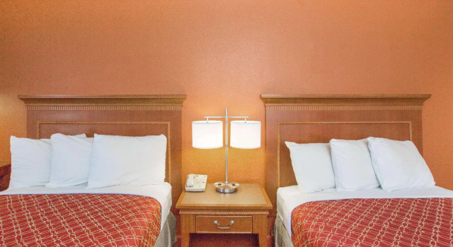 Четырёхместный номер Standard Super 8 by Wyndham Myrtle Beach/Market Common Area