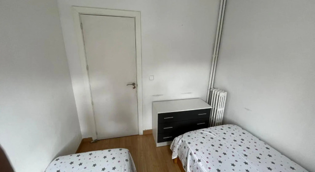 habitación matrimonial en piso compartido en el centro de Madrid, Забронировать Отель центр города Мадрид, рядом с О'Доннель