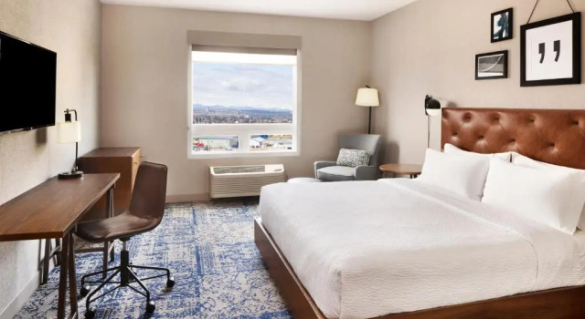Двухместный номер Guest Four Points by Sheraton Calgary Airport