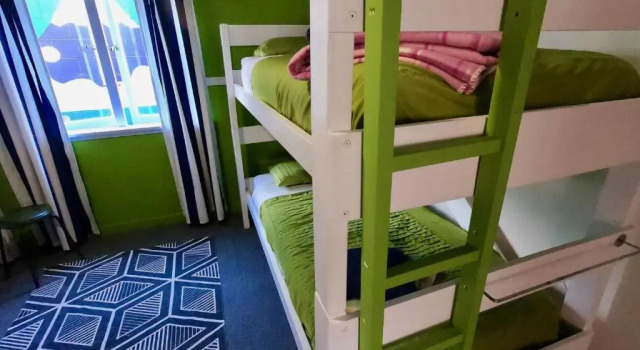 Кровать в общем номере Ducks & Drakes Boutique Motel & Backpackers