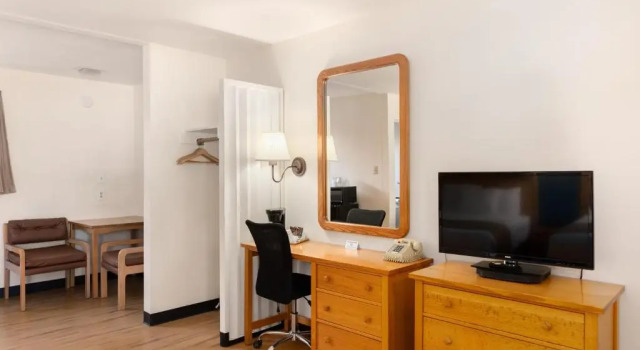 Четырёхместный номер Standard с видом на бассейн Skylark Shores Resort