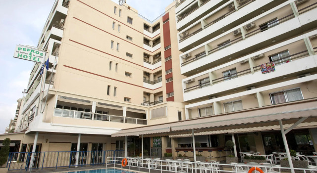 Кровать в общем номере Pefkos City Hotel