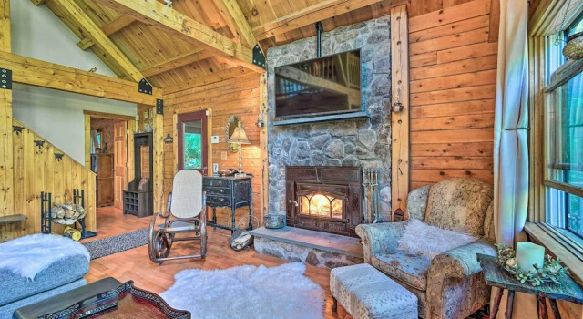 Game Room & Hot Tub: Pet-friendly Mount Snow Gem