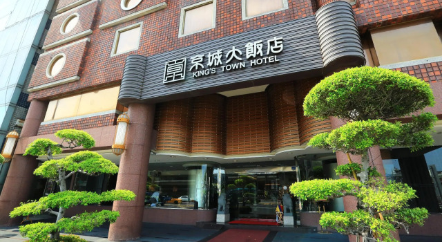 Кровать в общем номере Kings Town Hotel