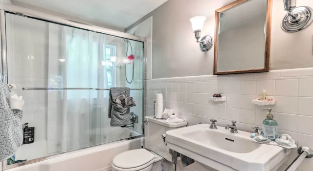 Коттедж Grand Worcester Getaway w/ Large Private Yard!
