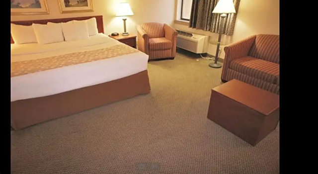 Номер Deluxe La Quinta Inn by Wyndham Indianapolis Airport Executive Dr