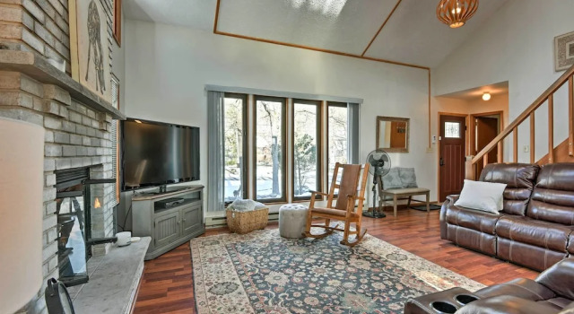 Poconos Vacation Rental w/ Pool Access & Hot Tub!, Rezervați Hotel Bushkill Pike County