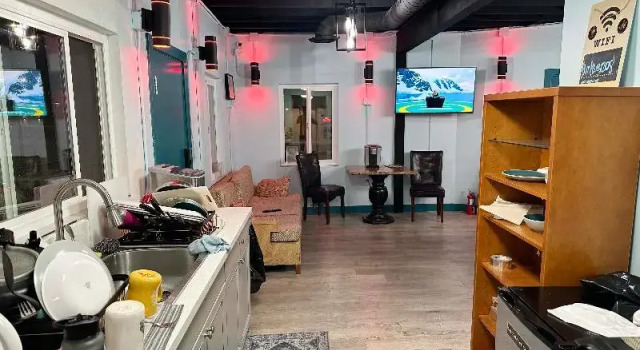 Кровать в общем номере с балконом Sin City Hostel