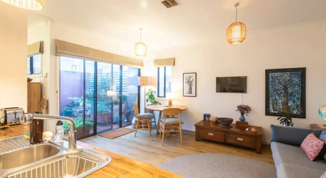 Spacious 2 Bedroom Apartment in Brunswick With Patio and Parking, Book Apartment Melbourne 