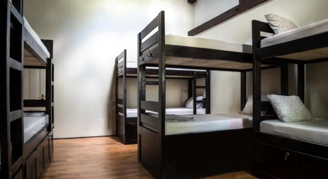Кровать в общем номере с балконом и с красивым видом из окна Antique Hostel
