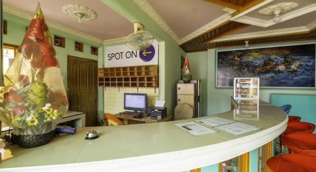 SPOT ON 1896 Hotel Mahkota Pantai, Rezervovat Hotel Pelabuhanratu West Java