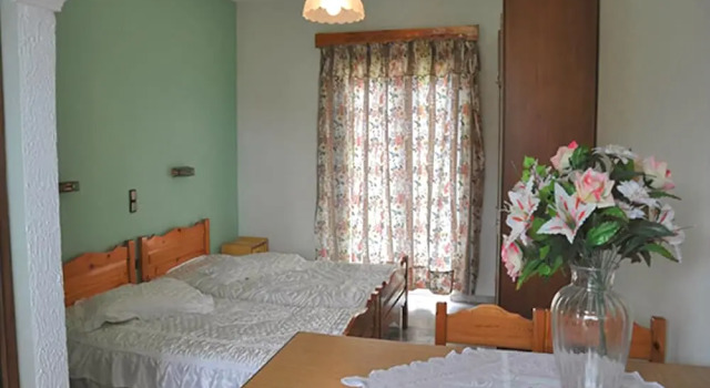 Makis Studios & Apartments