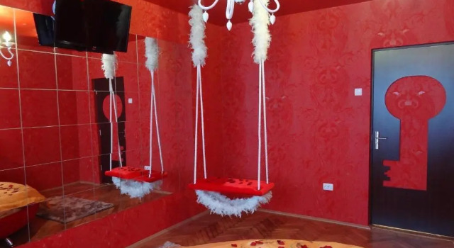 Amour Rouge Suite (Adults Only)