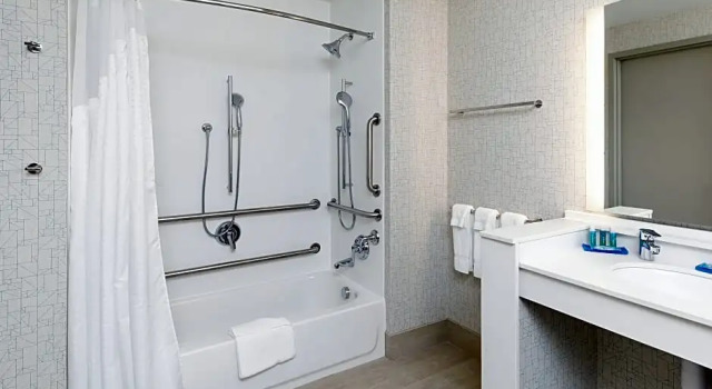 Четырёхместный люкс Holiday Inn Express & Suites - Sturbridge by IHG