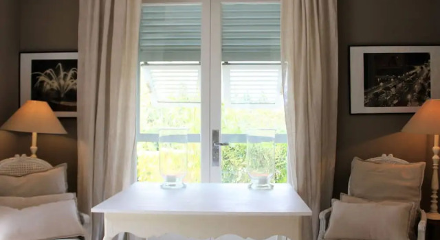 Ritzy Villa With a View of Alps and Heated Pool in Nic, Забронировать Вилла Отели Ниццы с парковкой, Парковка