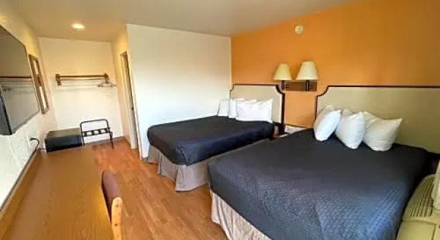 Четырёхместный номер Standard Econo Lodge