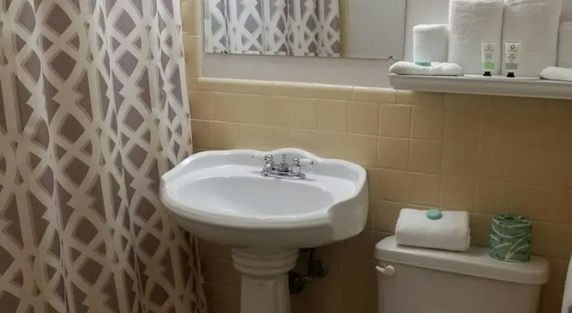 Четырёхместный номер Standard Colonial Inn Seekonk