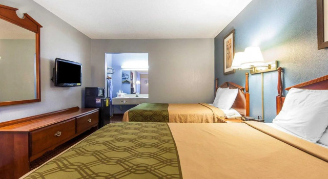 Четырёхместный номер Standard Econo Lodge Cleveland