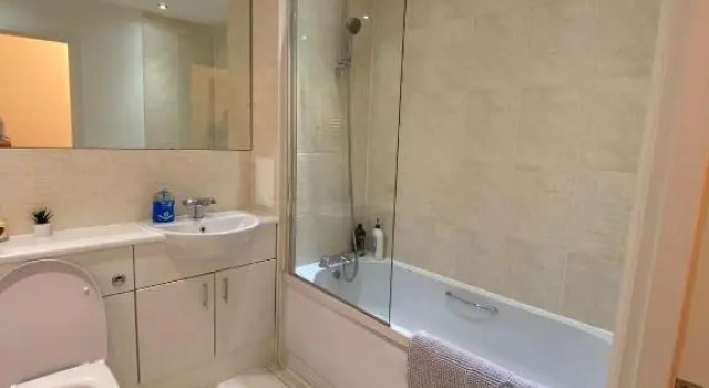 Woking Stylish and Modern 2 bedroom Apartment, Забронировать Апартаменты/квартира Отели High Weald с парковкой, Парковка