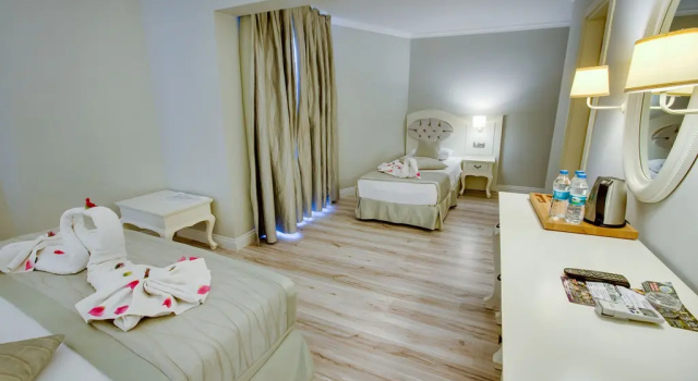 Трёхместный номер Deluxe Pinehill Hotel & Suites