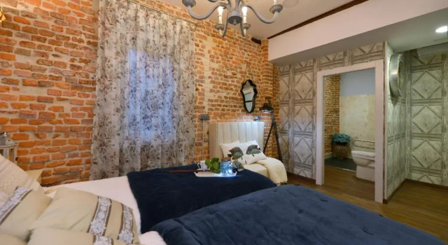 Center Suite