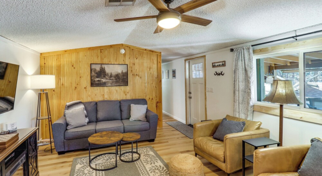 1 Mi to Woodland Lake! Cabin w/ Dog-friendly Yard, Забронировать Дом для отпуска Пайнтоп-Лейксайд штат Аризона, рядом с Парк Вудленд-Лейк